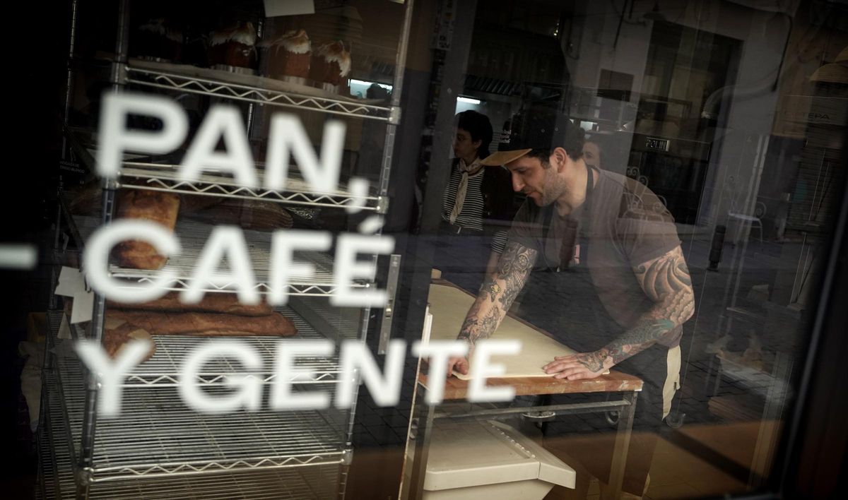 Bajo el lema 'Novo Mundo, pan, café y gente', Guille, junto con sus otros dos socios y compañeros Patricio y Norman, decidieron abrir esta cafetería en un lugar lejos de los sitios turísticos para ofrecer a sus clientes un ambiente más familiar y de barrio.