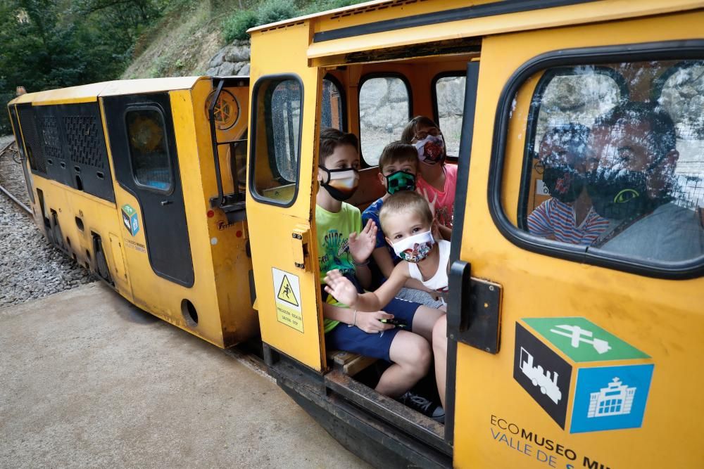 Los turistas visitan el tren ecomuseo minero valle de Samuño