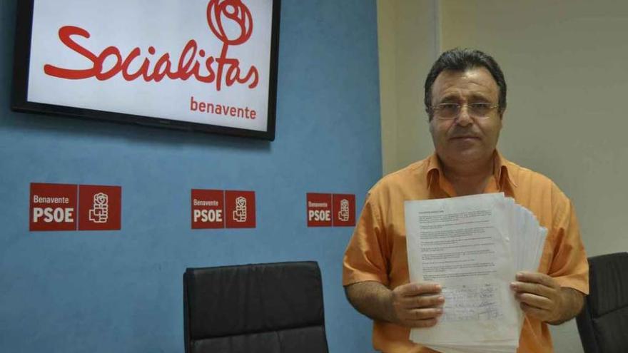 José Ignacio Martín Benito enseña las firmas recopiladas.