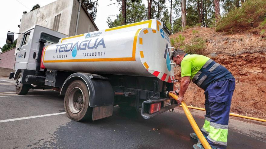 Una de las cubas municipales que cargó agua frente a Casa Berta para cubrir la demanda de prisión Tenerife II. | | MARÍA PISACA