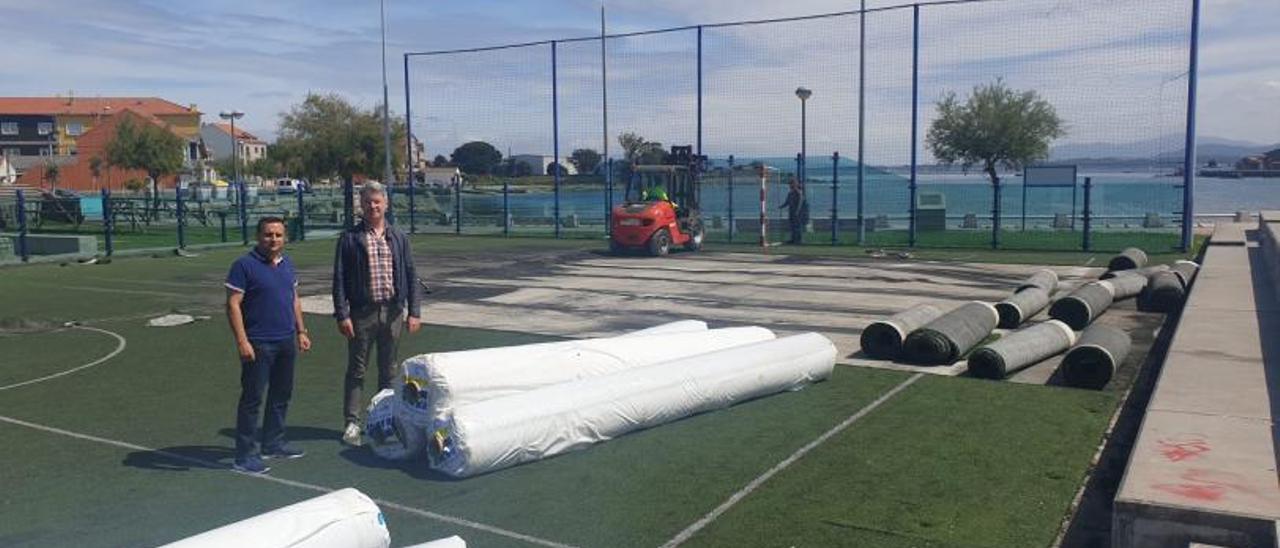 El edil de Deportes y el alcalde en la pista central de Terra de Porto.   | //  FDV