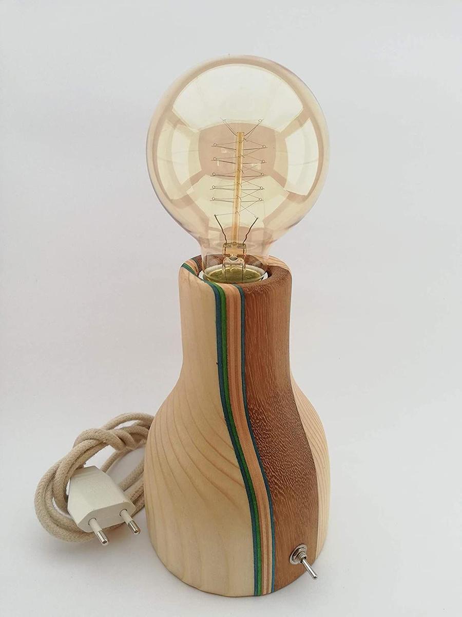 Lámpara con base de madera y bombilla edison