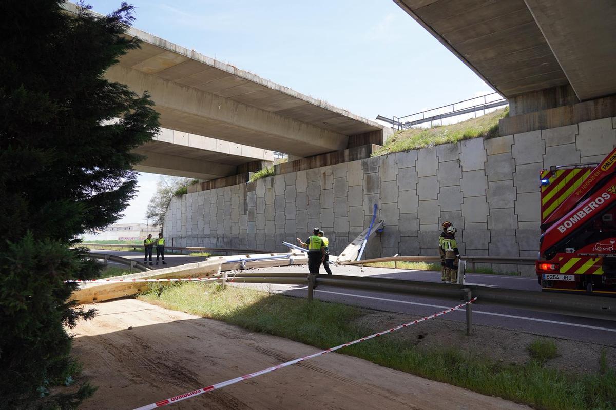 GALERÍA | Cae parte de la estructura de un puente sobre la N-122 en Villagodio GALERÍA | Cae parte de la estructura de un puente sobre la N-122 en Villagodio