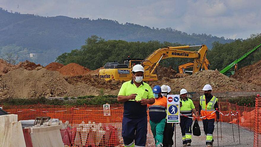 Operarios, ayer, en uno de los puntos de las obras. |Irma Collín