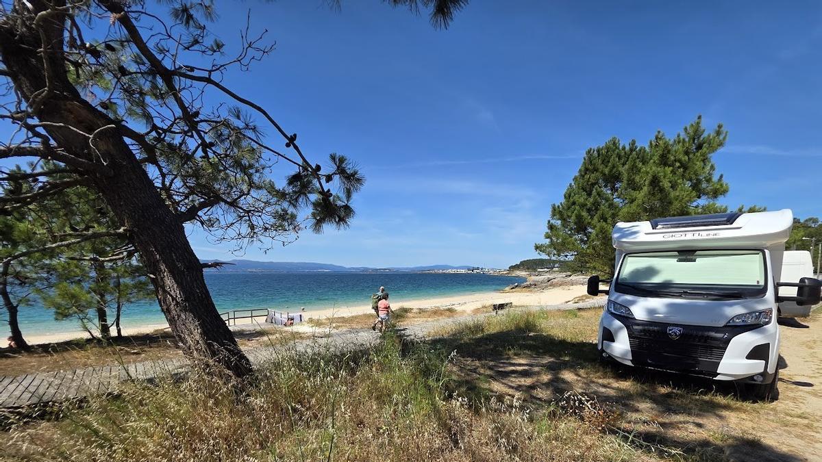 Autocaravanas en el entorno de la playa Area de Reboredo y As Pipas.