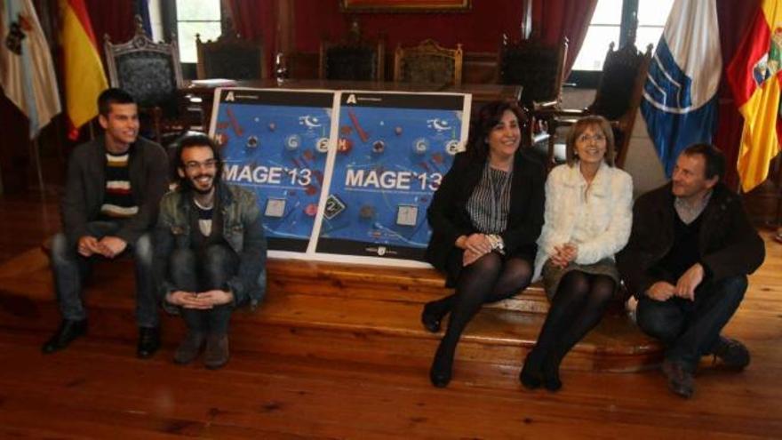 El alumno Santiago Fortes, los ediles González y Llovo, la vicedirectora del IES, Esther Dasilva, y el director, Manuel Rodríguez.  // J. L. Oubiña