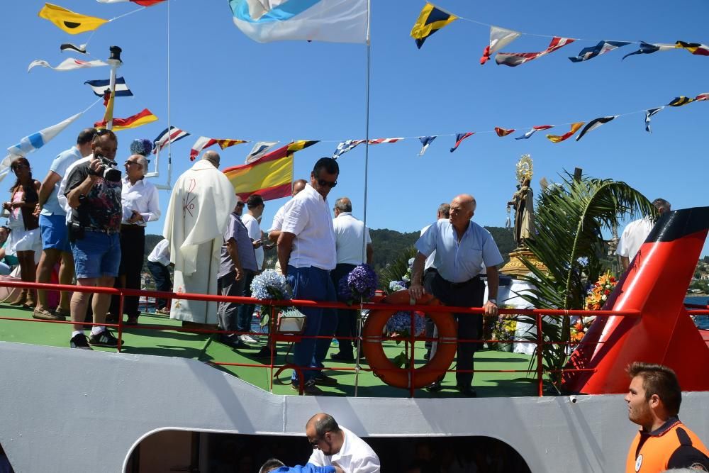 Una treintena de barcos de diferentes tamaños participaron en la tradicional procesión por mar en señal de devoción a la Virgen