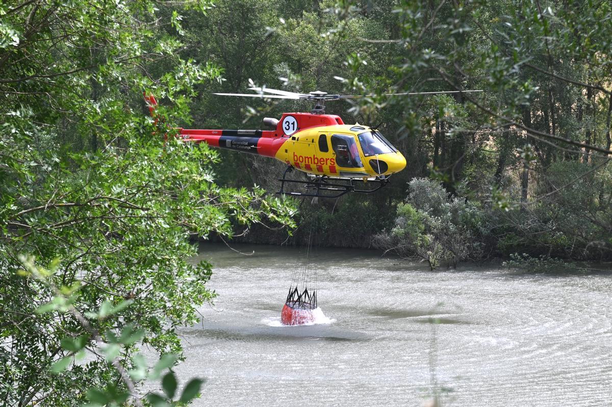 Helicóptero de los Bomberos cargando de agua en el rio Segre cerca de Baldomar.
