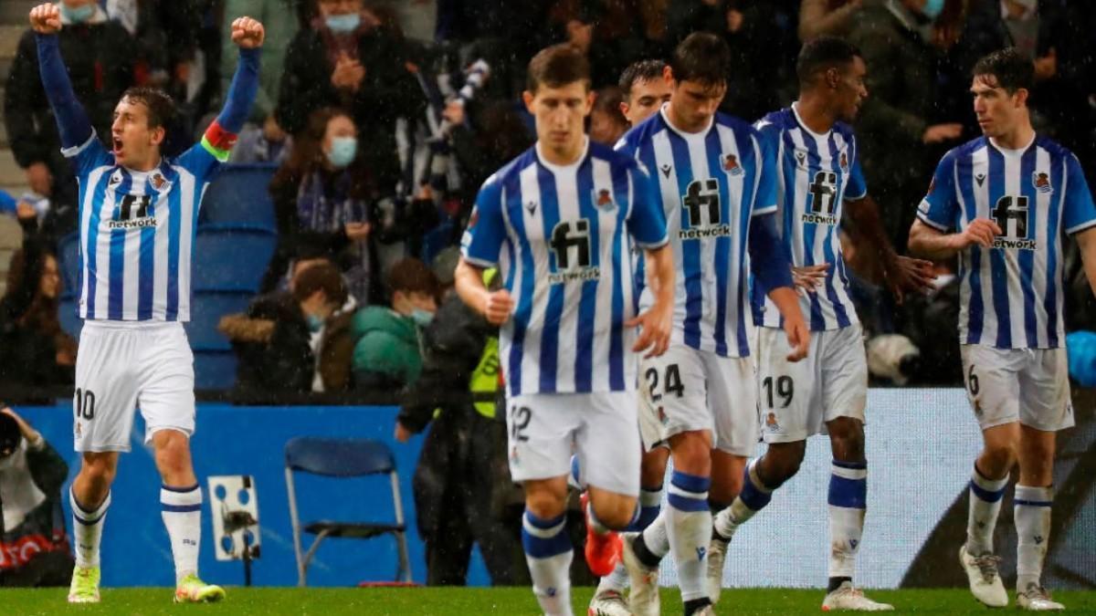 Oyarzabal celebra el primer gol del partido