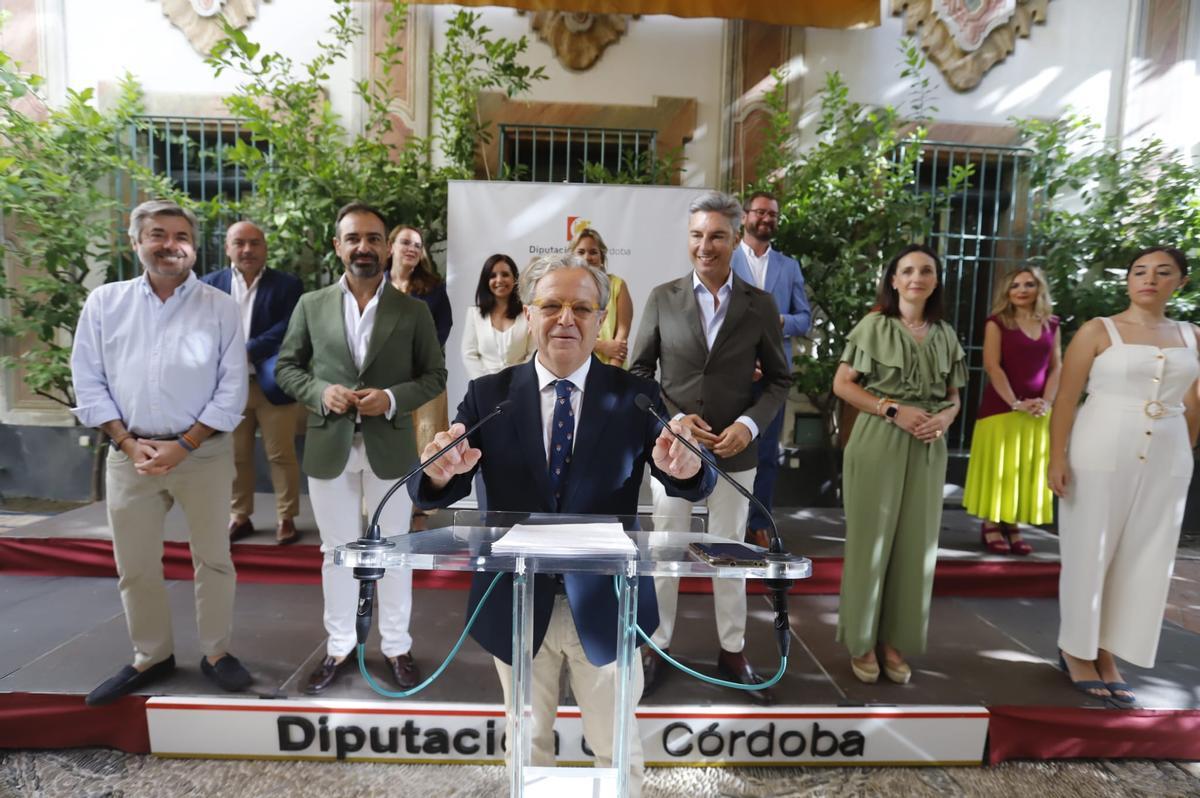 Salvador Fuentes, con su equipo de gobierno a sus espaldas.