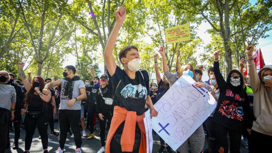 Vecinos se solidarizan con los barrios del sur de Madrid en una protesta ante la Puerta del Sol