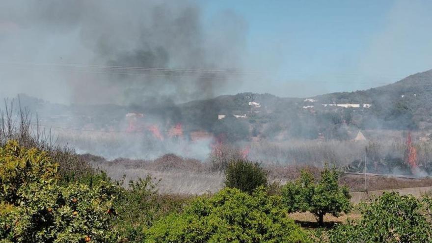 Un incendio originado por un coche ardiendo quema casi 10.000 metros de terreno forestal