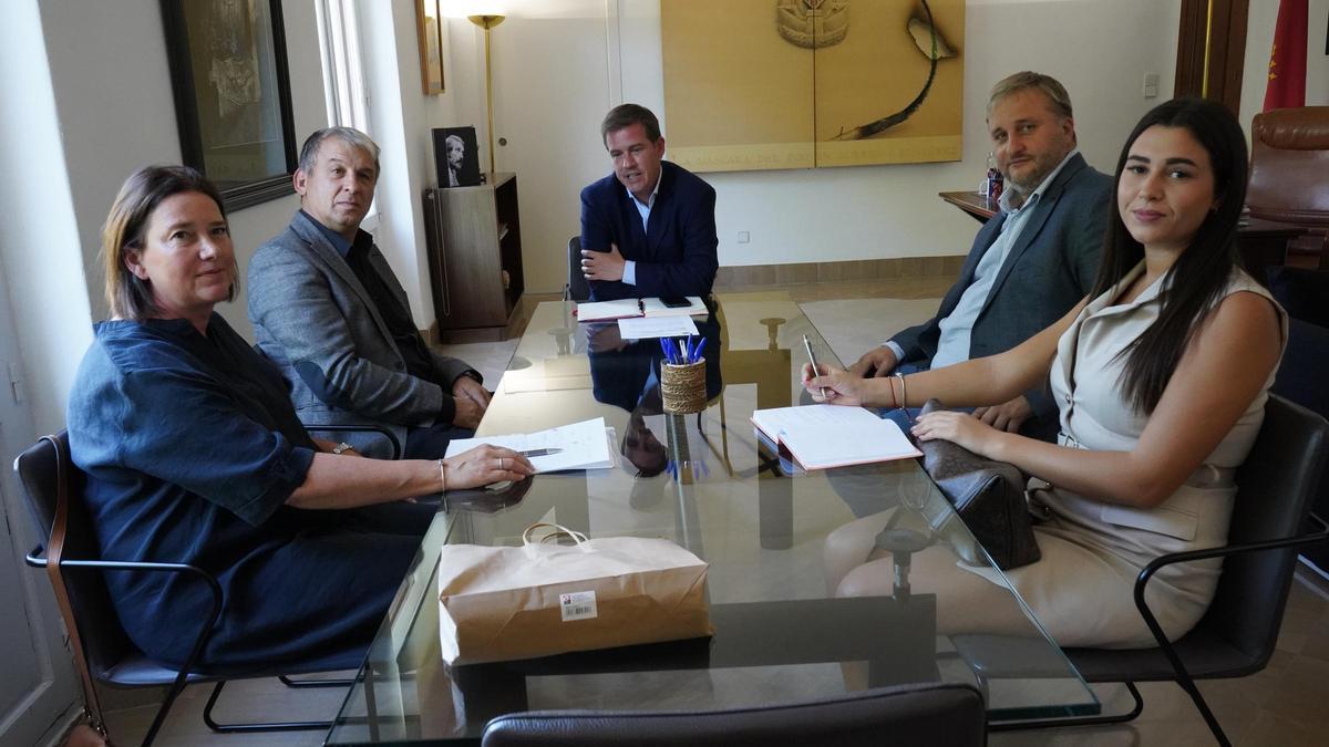 Participantes en la reunión celebrada ayer en el Ayuntamiento de Xàtiva.