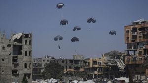 Paquetes de ayuda humanitaria llegan en paracaídas a la Franja de Gaza, el 27 de julio de 2025