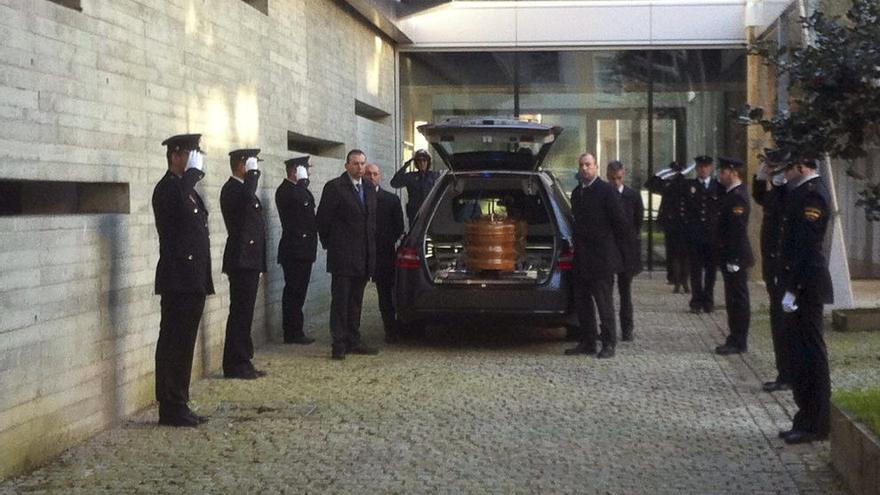 El féretro con los restos de la agente, a la llegada hoy a la comisaría de la Policía Nacional de Vigo.// EFE