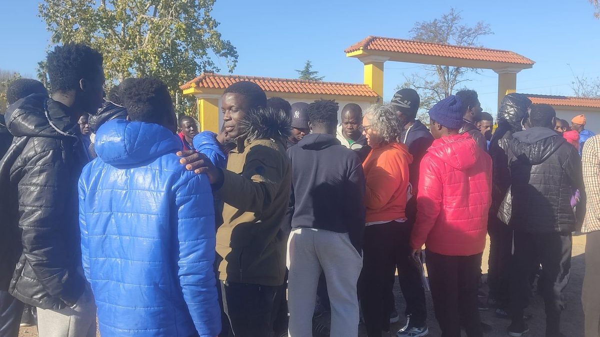 Miembros de las plataformas charlando con los migrantes en el Albergue 'El Prado', en Mérida.