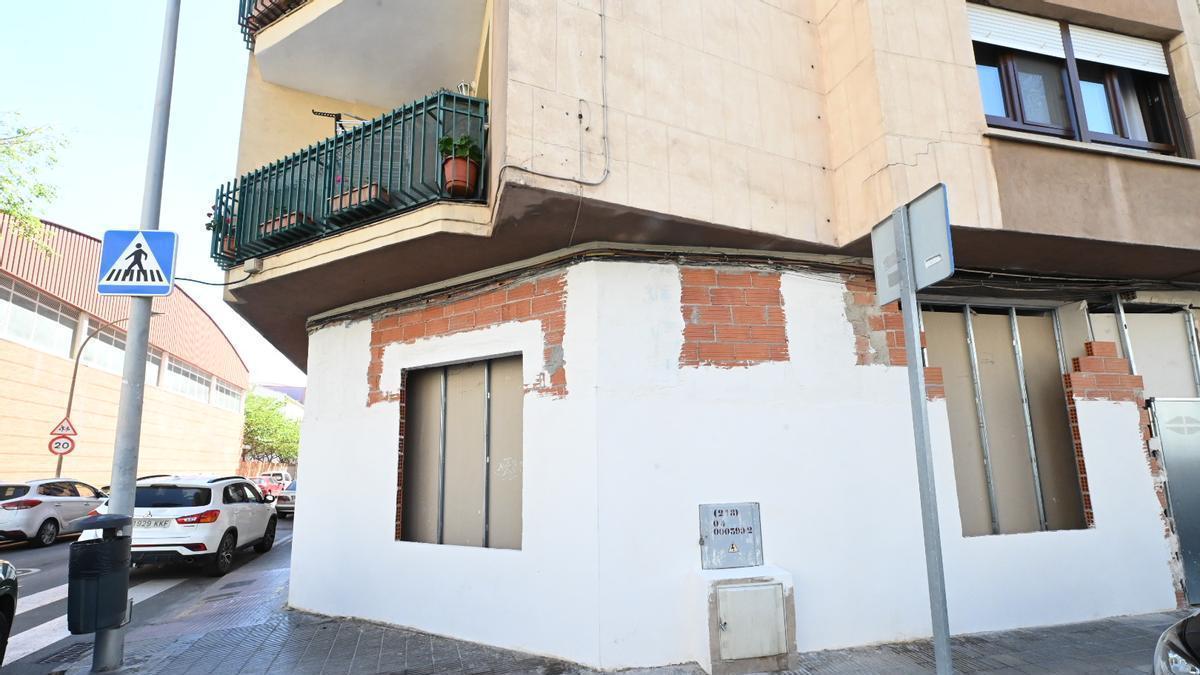 El antiguo local de una panaderia en la calle Amalio Gimeno se está convirtiendo en vivienda.