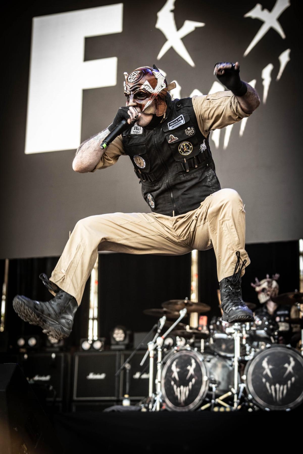 Mushroomhead, durante su actuación en el festival Leyendas del Rock de Villena.