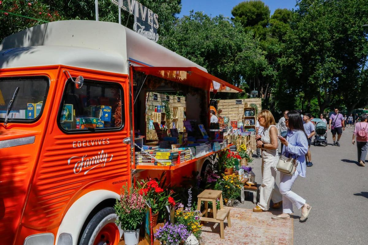 Uno de los puestos de libros de Zaragoza Florece