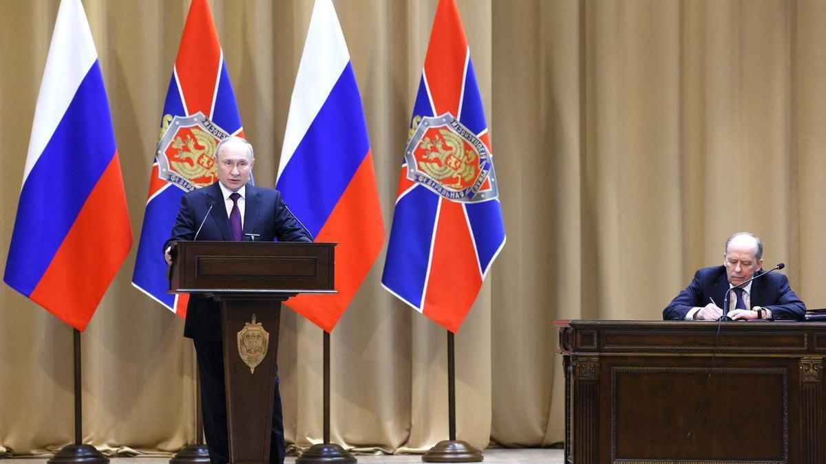 El presidente de Rusia, Vladímir Putin, pronuncia un discurso junto al director del Servicio Federal de Seguridad, Alexander Bortnikov, durante una reunión de la junta del Servicio Federal de Seguridad el pasado 28 de febrero.