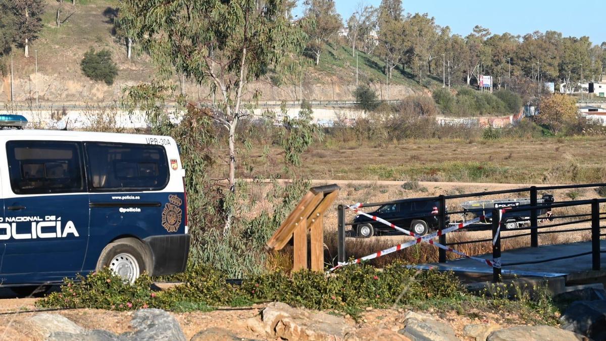 La pasarela de acceso de Circunvalación cortada por la Policía Nacional, que acotó la zona para impedir el paso.