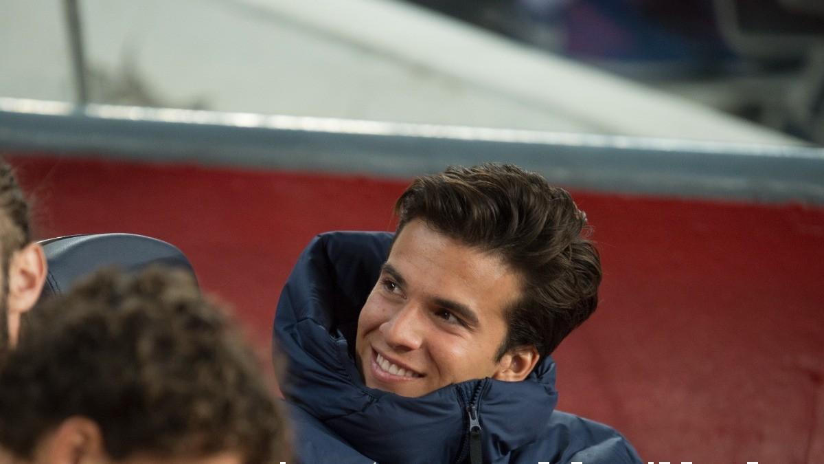 Riqui Puig, en el banquillo antes de comenzar el Barça-Celta en el Camp Nou.