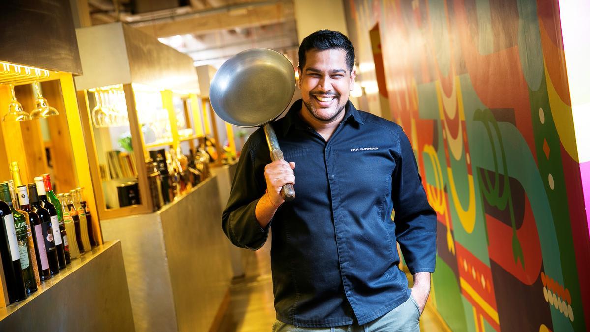 El cocinero Ivan Surinder en la entrada del restaurante Tandoor.