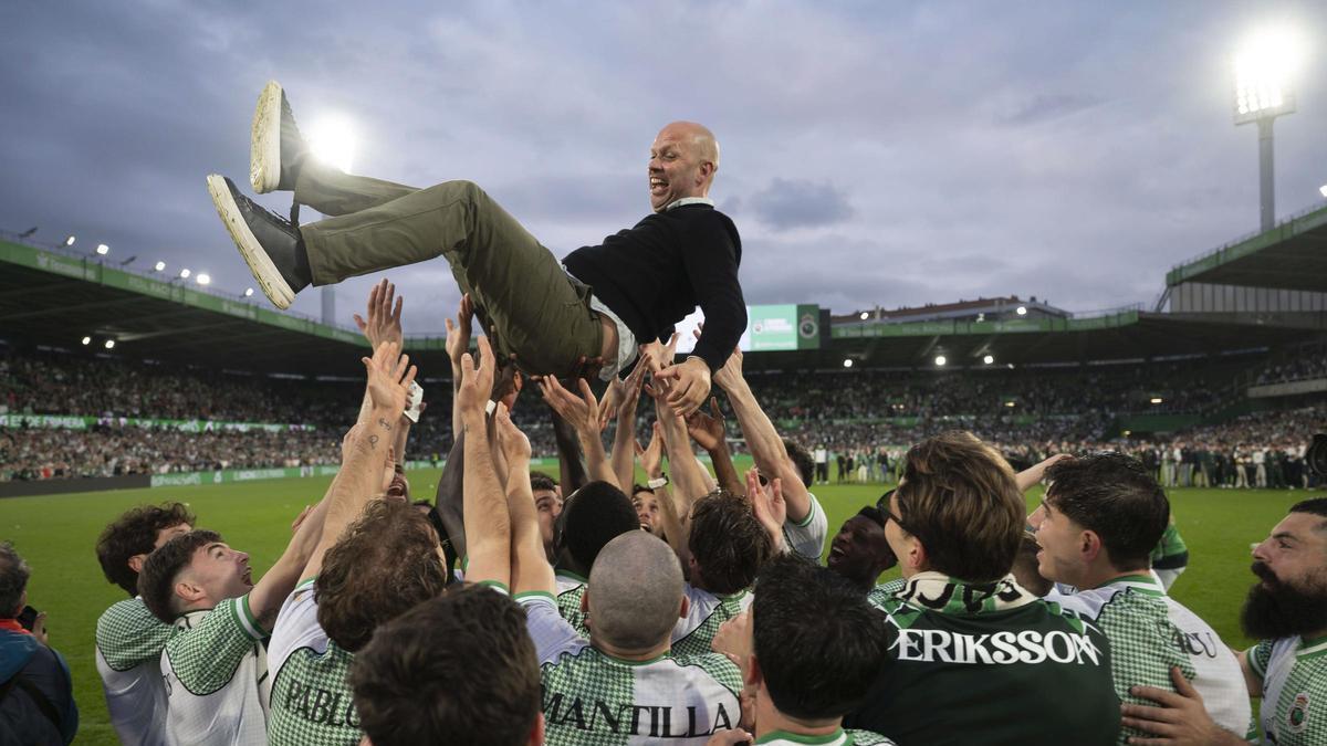 José Alberto manteado por los jugadores el sábado en El Sardinero
