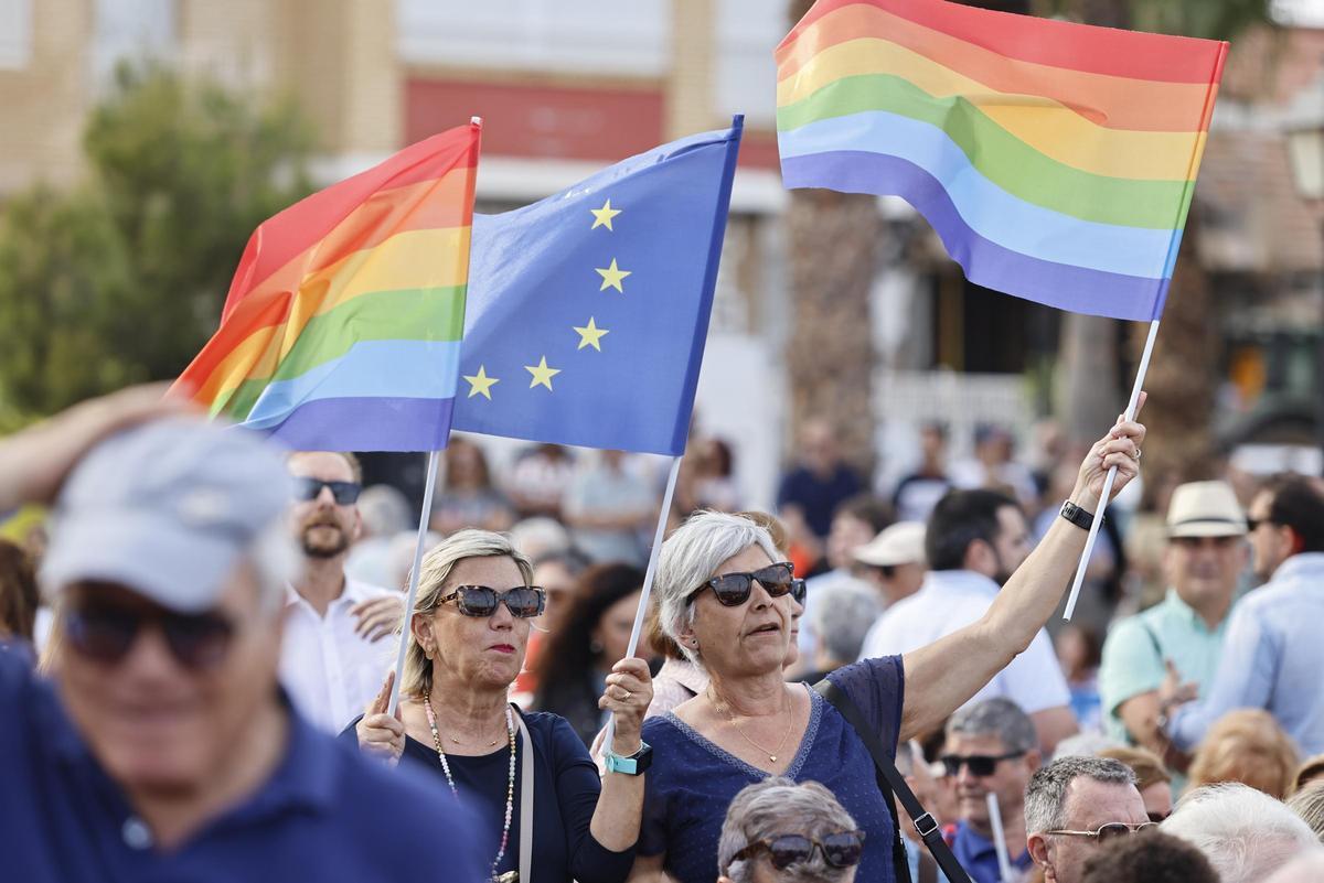 Durante el mitin ondearon banderas LGTBI y de la UE.