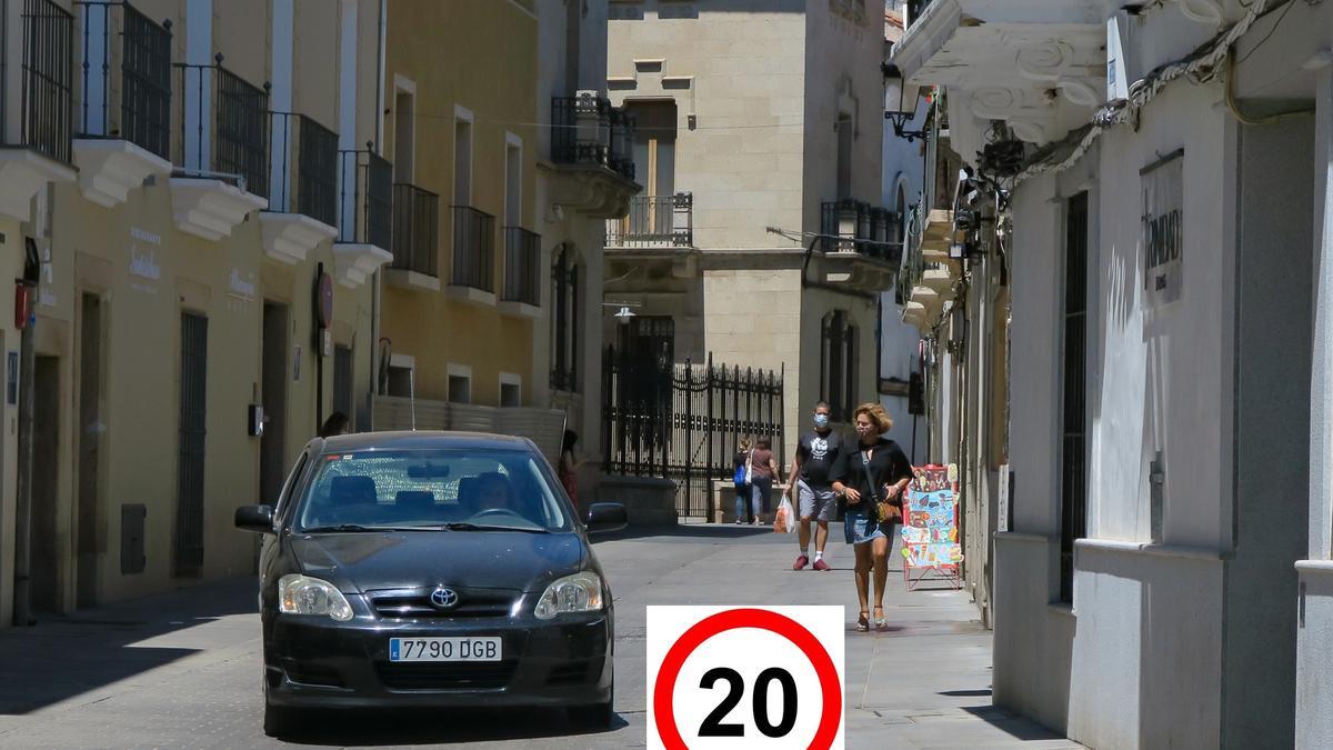 Las calles con las calzadas al mismo nivel de las aceras se reducen a 20 km/h. Es el caso de las plataformas únicas que se han ido creando en las nuevas áreas peatonales. En la foto, calle Pizarro.