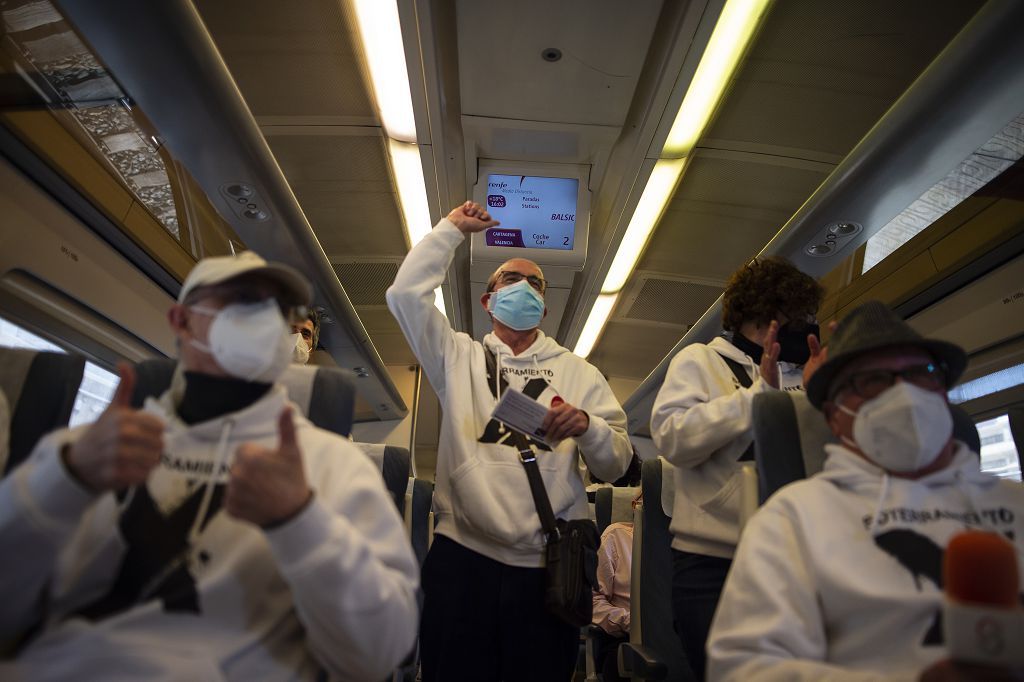 Los vecinos de las vías, celebran su primer viaje en el nuevo tren soterrado