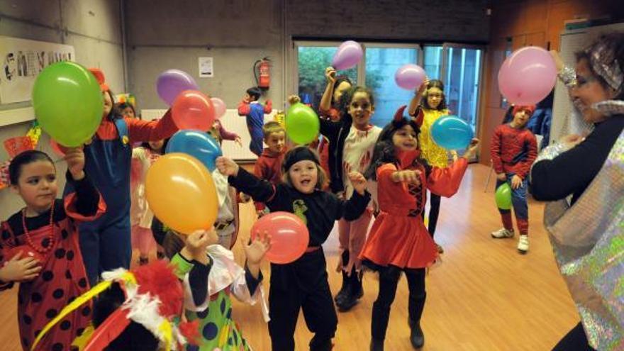 Baile infantil de Carnaval en el centro cívico de Os Mallos.