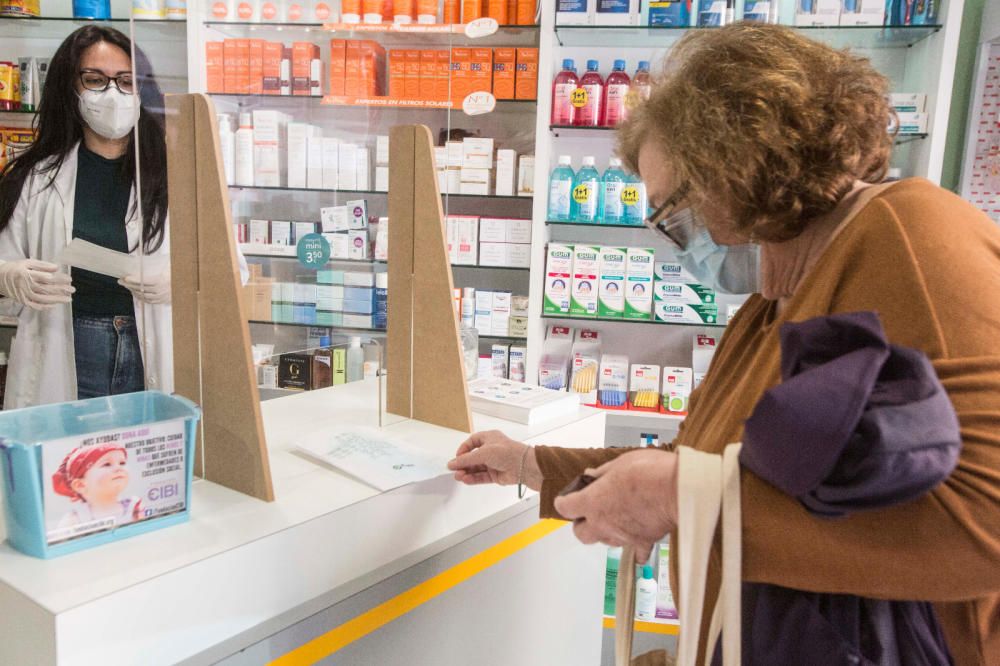Reparto de mascarillas en las farmacias a mayores y población de riesgo