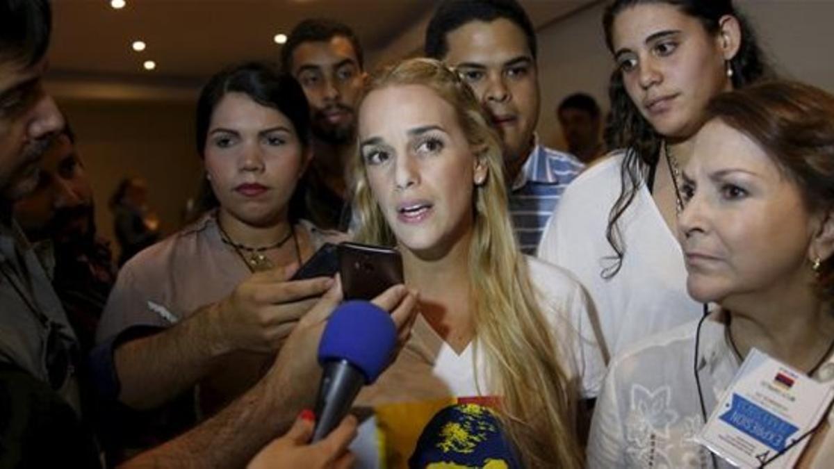 Lilian Tintori (centro), esposa del opositor encarcelado Leopoldo López, flanqueada por Mitzy de Ledezma (derecha), esposa del también encarcelado alcalde de Caracas, Antonio Ledezma.