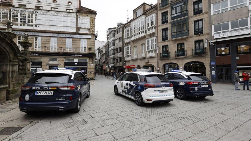 Patrullas de Policía Nacional y Local en la Praza da Peregrina de Pontevedra. | Gustavo Santos