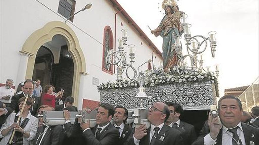 La Familia Salesiana de Montilla conmemora un año más la fiesta de María Auxiliadora con una MULTITUDINARIA procesión