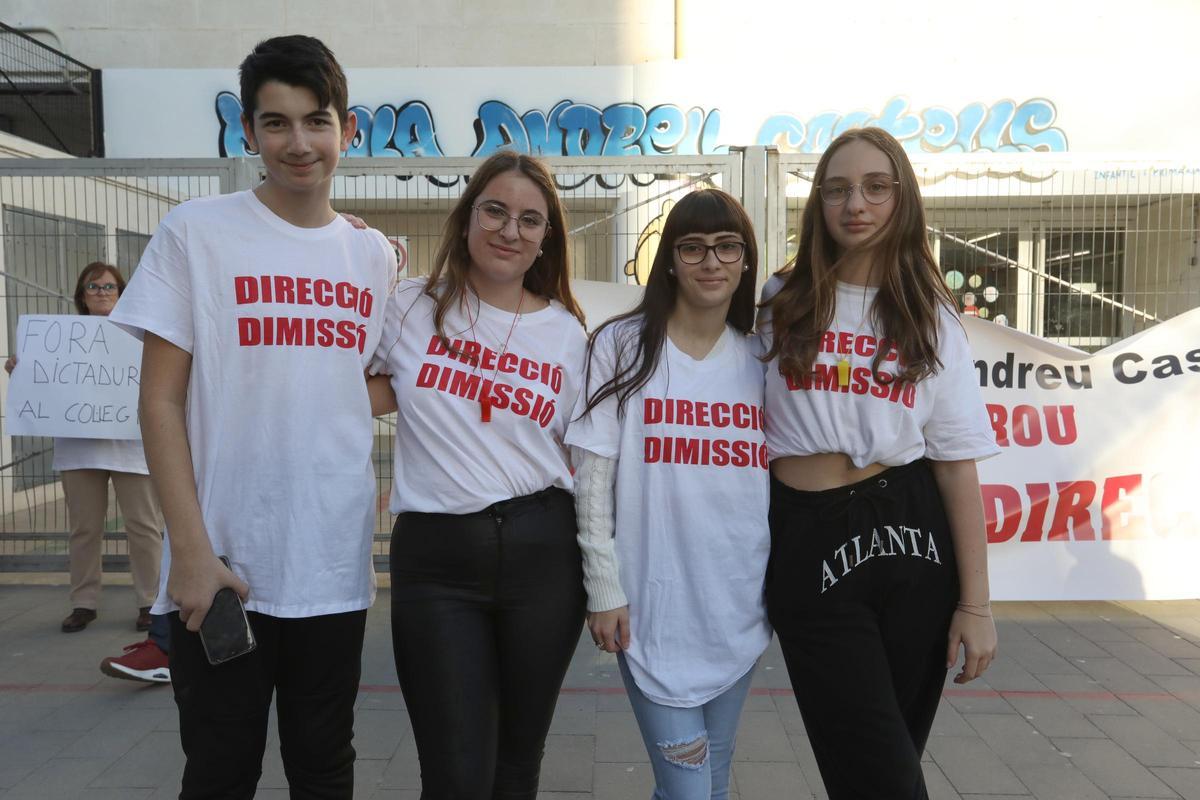 Carla Cuesta, la del silbato, junto con compañeros, antiguos alumnos del centro