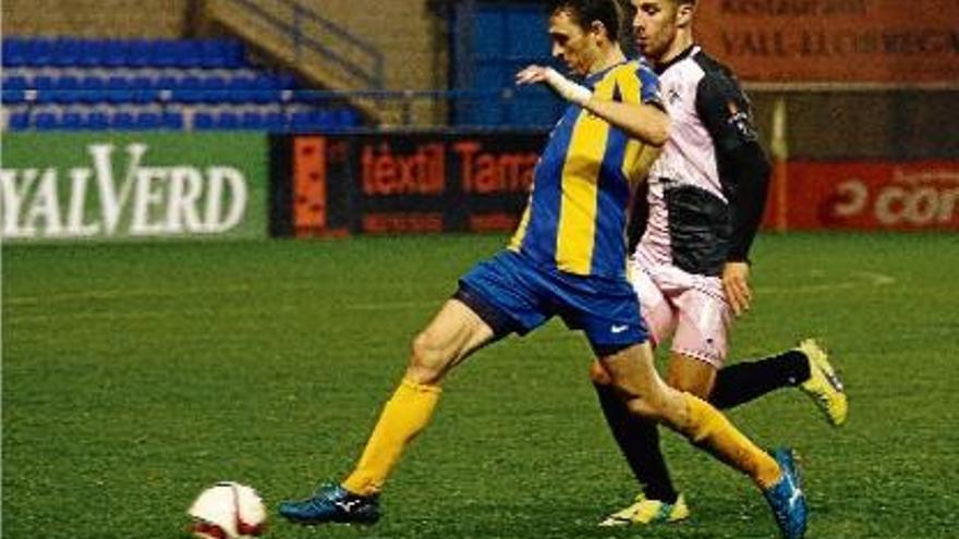 Matamala controla la pilota en una acció d&#039;un partit d&#039;aquesta temporada contra el Sabadell B.