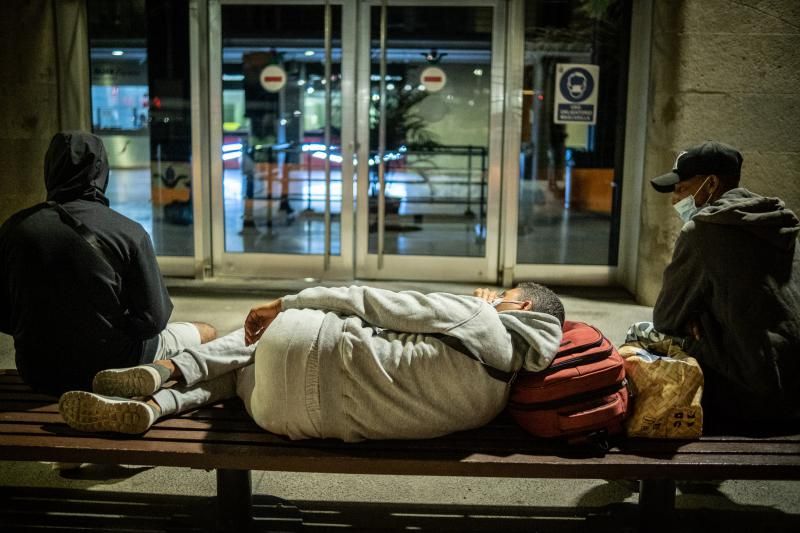 Migrantes en la estación marítima de Santa Cruz de Tenerife