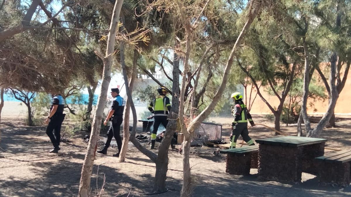 Policía Local y Bomberos de Gran Canaria duranto el conato de incendio en Melenara