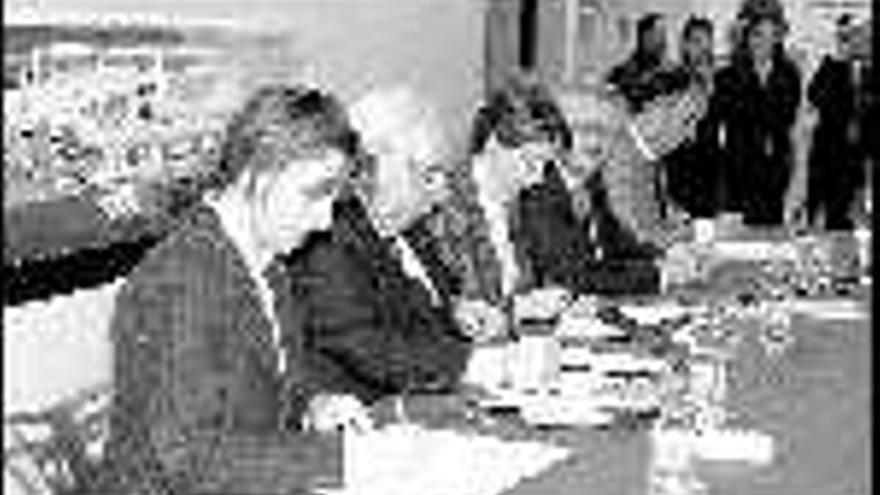 Esther Díaz, Vicente Álvarez Areces, Magdalena Álvarez, Antonio Trevín y Dimas García, ayer, durante la firma del convenio de soterramiento de la línea de Feve en Langreo.