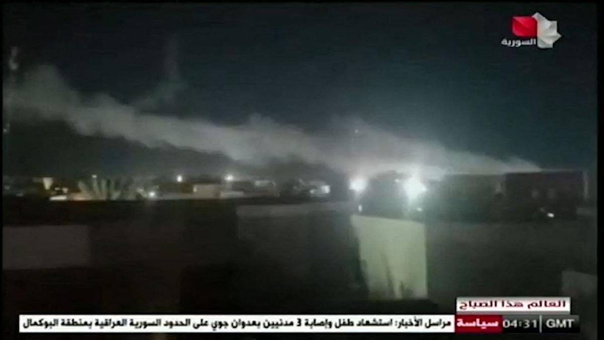 Imagen de la televisión siria del ataque contra la base de las milicias proiranís de Irak en la frontera con Siria.