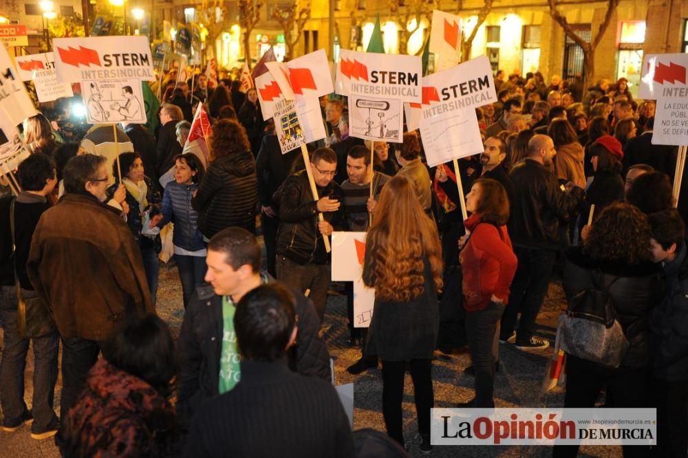 Varios centenares de manifestantes rechazan el concierto de Bachillerato y FP