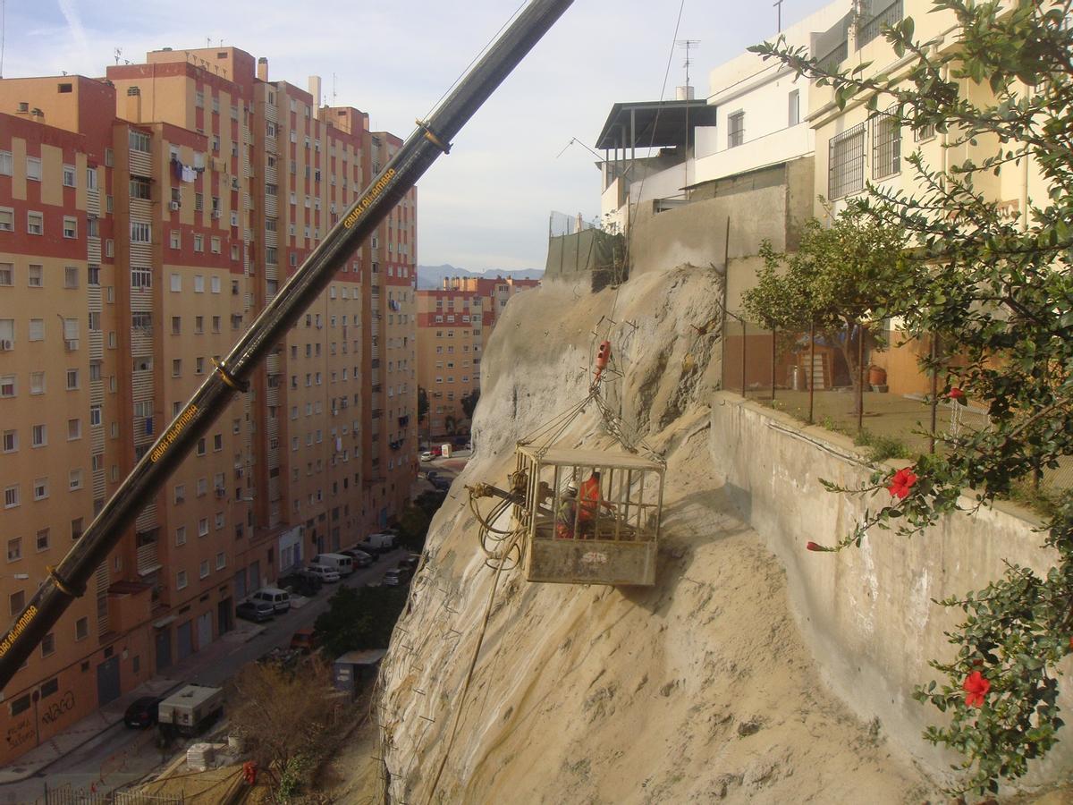 Obras de refuerzo del talud en 2013.