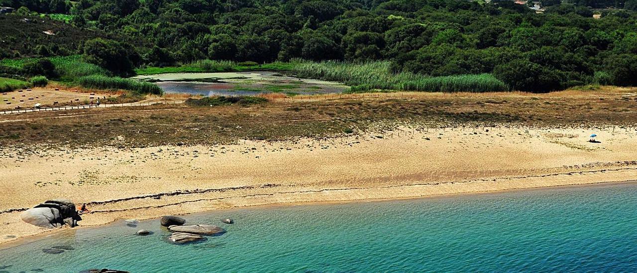 La laguna litoral de A Bodeira, detrás de la playa Mexilloeira, en O Grove.