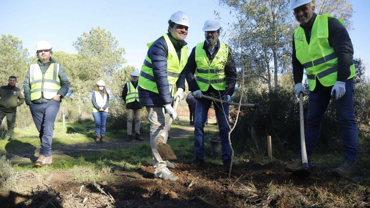 José María Bellido y Adolfo Molina, azada en mano, en la plantación simbólica de un árbol en Los Villares.