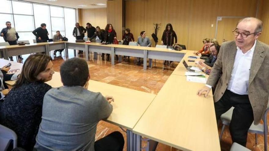 El presidente de la patronal Hosbec, en primer término, durante la constitución de la mesa negociadora del convenio de hostelería.