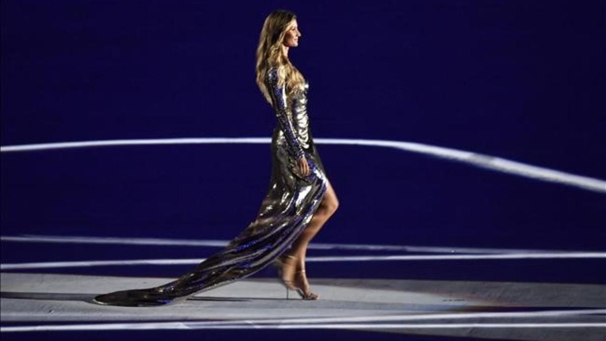 La modelo brasileña Gisele Bundchen desfila durante la ceremonia de inauguración de los JJOO de Río 2016