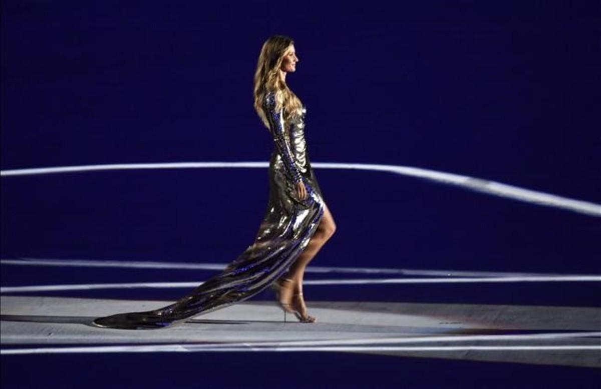 La modelo brasileña Gisele Bundchen desfila durante la ceremonia de inauguración de los JJOO de Río 2016