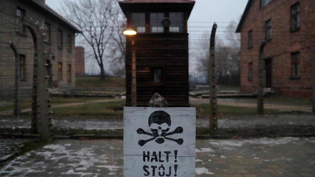 Una señal de &quot;alto&quot;, en alemán y en polaco, en el campo de exterminio de Auschwitz, durante la conmemoración del aniversario de la liberación, el pasado 27 de enero.